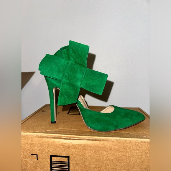 Kelly Green Bow Heels - Picture 2 of 5
